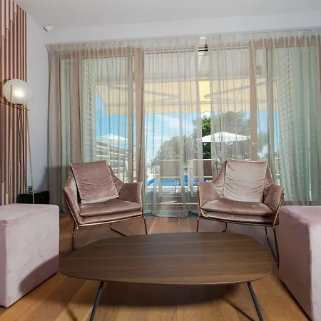 Beachfront Villas * Petrčane