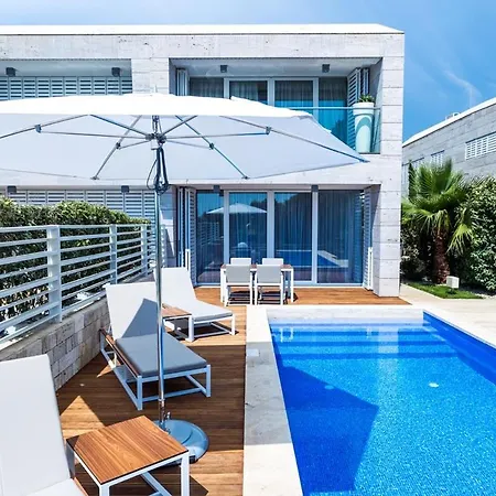 Beachfront Villas Petrčane